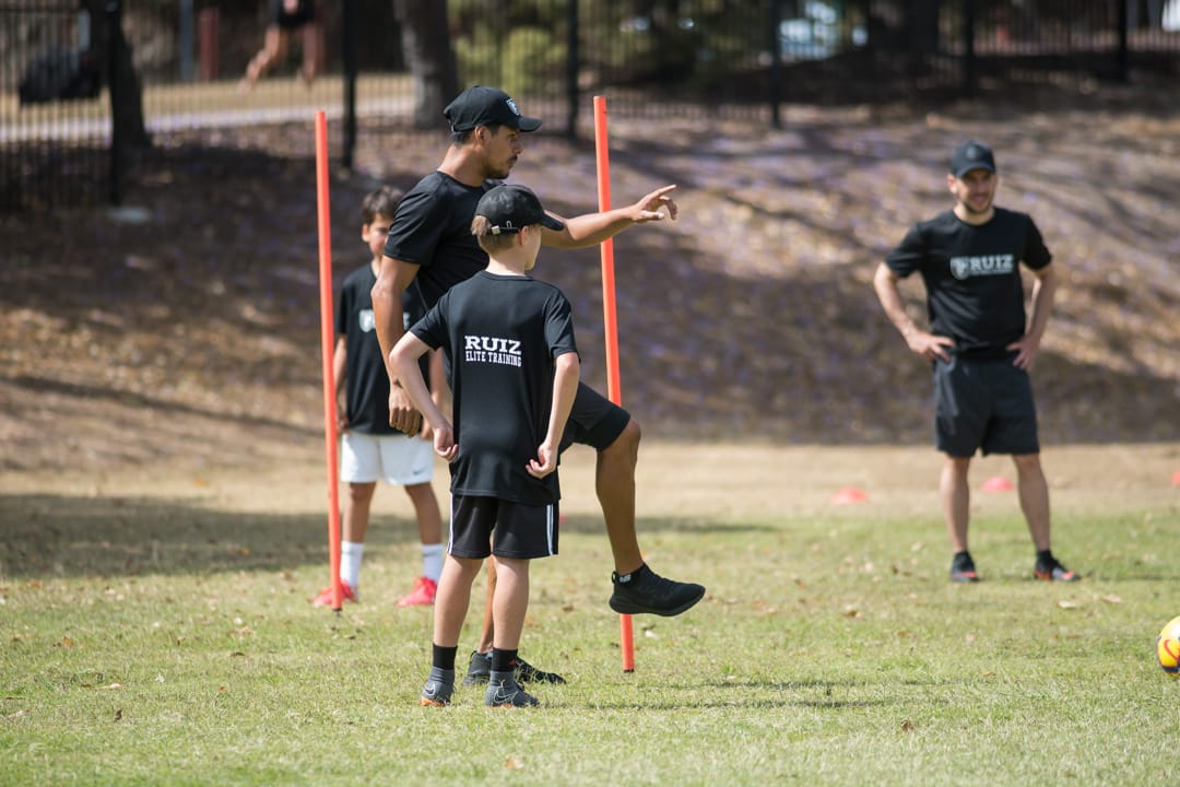 Interaccion entre entrenador y jugadores en sesion de campo