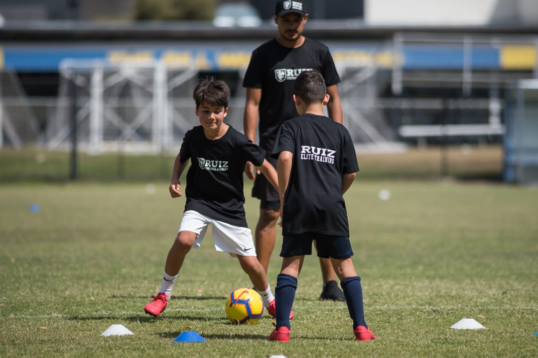 Jugadores en una dinamica de campo con supervision tecnica